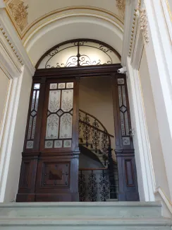 Zamkowa 8 drzwi prowadzące z sieni do klatki schodowej po remoncie i konserwacji. 