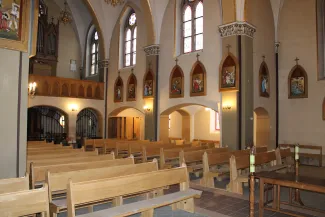 Kościół p.w. św. Małgorzaty wnętrze i wtórna posadzka przed remontem.