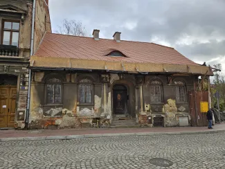 Cieszyńska 23a stan elewacji frontowej przed remontem.