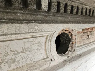 Krakowska 2 czyszczenie detalu sztukatorskiego. 