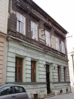 Staszica 3 stan elewacji frontowej przed remontem.