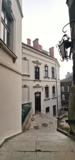 Zamkowa 8 elewacje od strony ul. Schodowej po remoncie. 