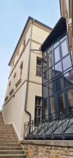 Zamkowa 8 elewacja oraz przeszklony ganek od strony ul. Schodowej po remoncie. 