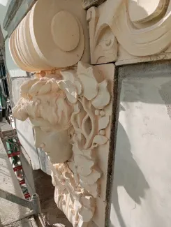 3 Maja 1a detal sztukatorski w trakcie uzupełniania.