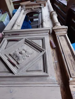 Skrzydło drzwiowe podczas renowacji. 