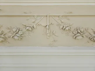 1 Maja 15 willa Karola Steffana detal sztukatorski w trakcie renowacji.