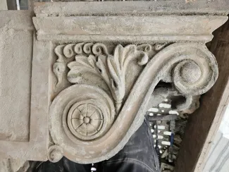 Krakowska 2 czyszczenie detalu sztukatorskiego. 