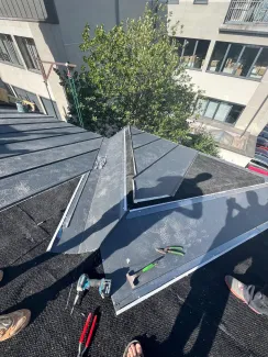 Staszica 3 montaż blachy na połaci dachowej. 