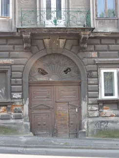 Krakowska 2 stan stolarki portalu bramnego przed remontem. 