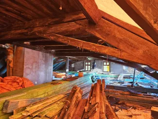 Sobieskiego 22 widok więźby dachowej podczas remontu.