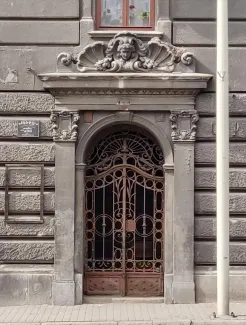 3 Maja 5 portal wejściowy przed remontem.