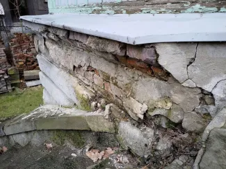 1 Maja 15 willa Karola Steffana stan cokołu przed remontem.