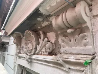 Staszica 3 renowacja detalu sztukatorskiego elewacji frontowej.