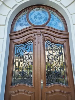 pl. Wolności 10 widok drzwi wejściowych po renowacji. 