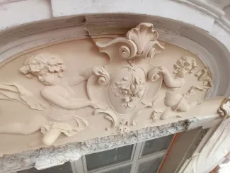 1 Maja 15 willa Karola Steffana detal sztukatorski w trakcie renowacji.