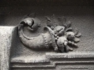 Cieszyńska 14 stan detalu elewacji przed remontem.