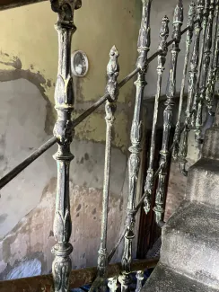 Staszica 3 stan balustrady klatki schodowej przed remontem.
