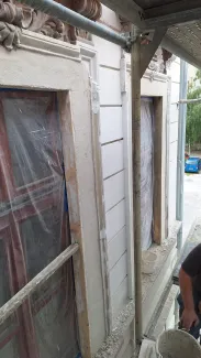 Staszica 3 renowacja detalu sztukatorskiego elewacji frontowej.