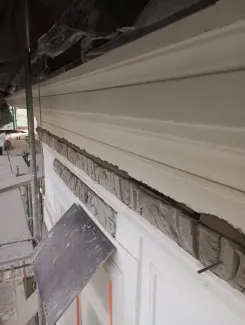 3 Maja 1a detal sztukatorski w trakcie uzupełniania.