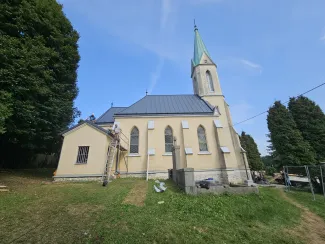 Kaplica na cmentarzu ewangelickim po remoncie dachu.