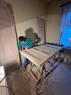 Staszica 3 renowacja wewnętrznej stolarki drzwiowej.