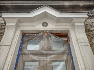 Plebania katedralna portal boczny w trakcie konserwacji.