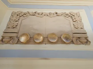 3 Maja 1a detal sztukatorski w trakcie malowania.