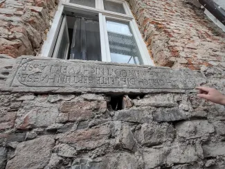 Plebania katedralna - odkryta podczas prac remontowych wtórna belka z inskrypcją.