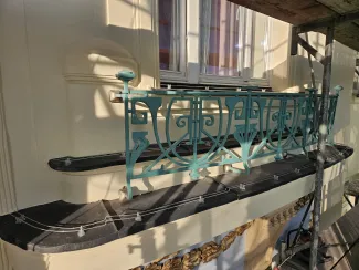 3 Maja 1a detal z metaloplastyki w trakcie malowania.