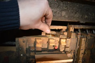 Drewniane zapadki włączników bocznych. 