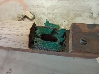 Fragment klawisza pedału ze zużytym filcem.