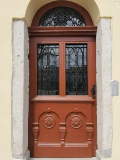 Fragment z bramą po remoncie.