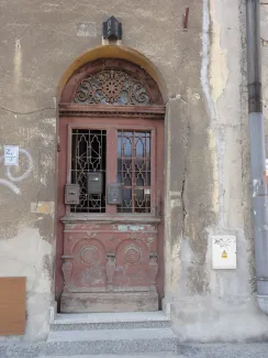 Fragment z bramą przed remontem.