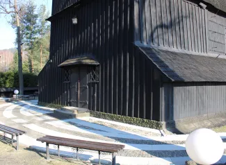 Kościół pw. św. Barbary widok drogi procesyjnej po remoncie.