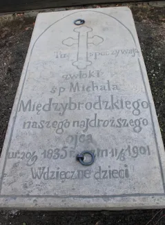 Kościół pw. św. Barbary nagrobek przy drodze procesyjnej po renowacji.