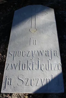 Kościół pw. św. Barbary nagrobek przy drodze procesyjnej po renowacji.