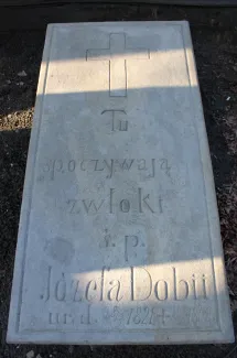 Kościół pw. św. Barbary nagrobek przy drodze procesyjnej po renowacji.