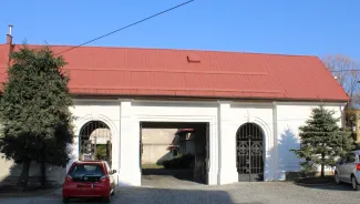 Cmentarz ewangelicki przy ul. Listopadowej/Asnyka elewacje po remoncie..