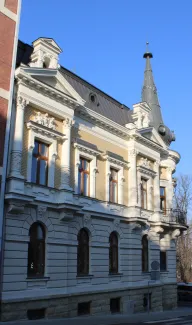 Willa przy ul. 3 Maja 13 elewacja od strony ul. Sienkiewicza po remoncie.