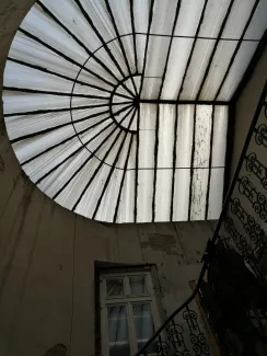 Świetlik oraz ściany klatki schodowej przed remontem. 