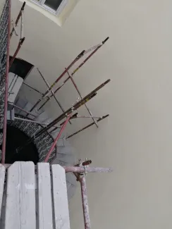 Ściany klatki schodowej w trakcie remontu. 