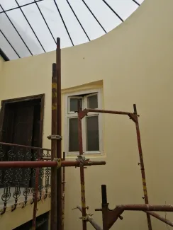 Świetlik oraz ściany klatki schodowej w trakcie remontu. 