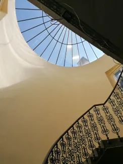 Świetlik oraz ściany klatki schodowej po remoncie. 