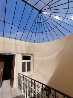 Świetlik oraz ściany klatki schodowej po remoncie. 