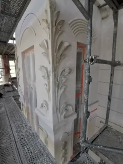 Detal sztukatorski odczyszczenie i uzupełnianie ubytków. 