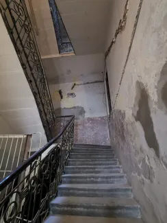 Klatka schodowa, stan przed remontem. 
