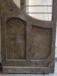 Detal secesyjnych drzwi w sieni, stan przed konserwacją. 