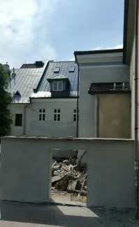 Elewacja i murowane ogrodzenie po nałożeniu tynków.