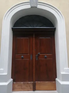 Portal wejściowy i stolarka drzwiowa po renowacji. 