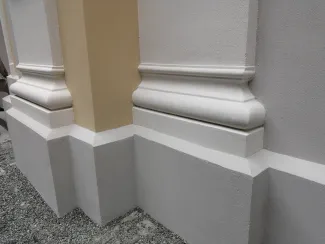 Partie cokołu i bazy pilastrów po renowacji. 